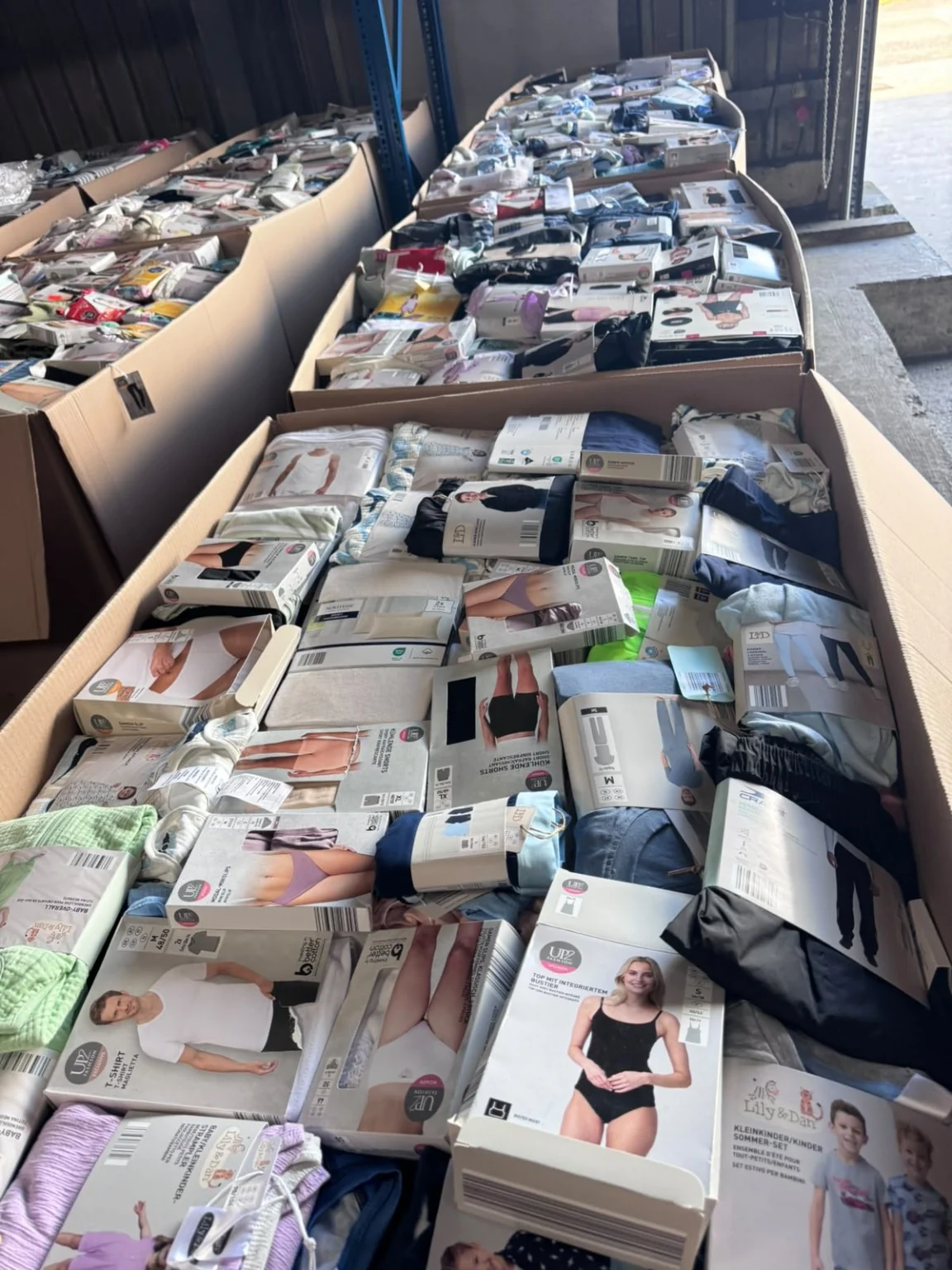Voorraad kleding, schoenen en textiel