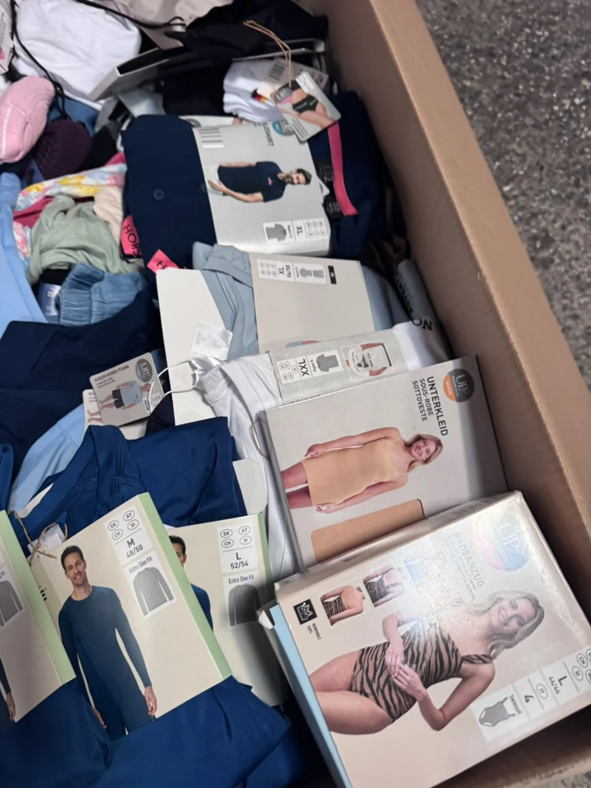 Verpakte kleding in de voorraadbox