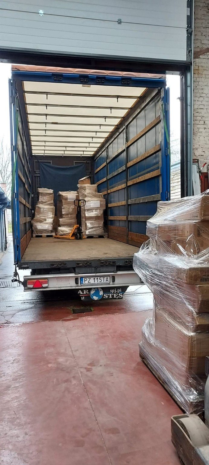 Vrachtwagen aan de laadpoort met ingepakte pallets