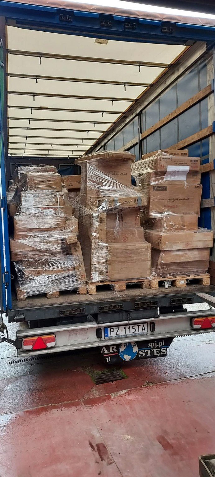 In folie gewikkelde retourpallets in een vrachtwagen